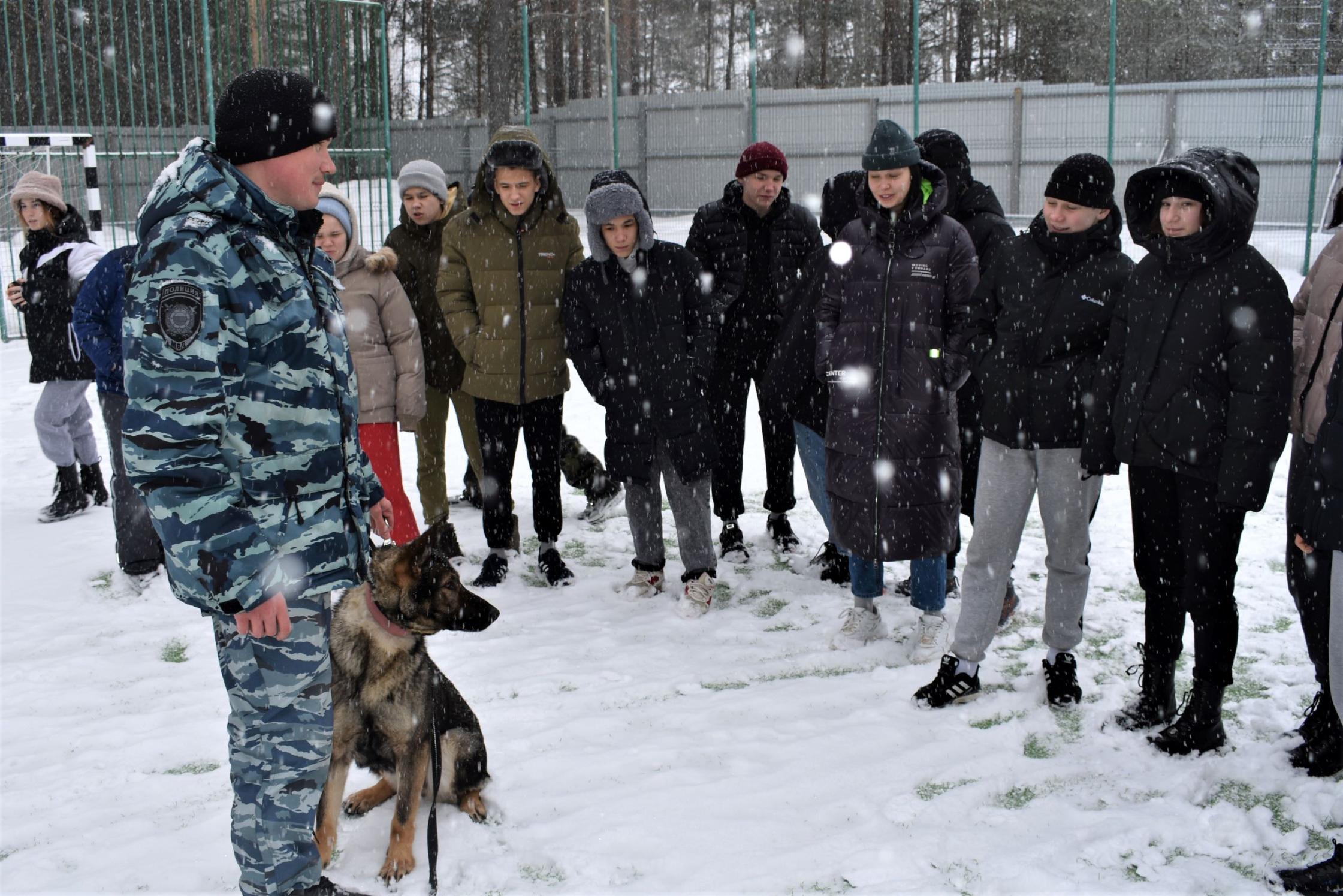 Полицейские-кинологи показали юным участникам реабилитационного проекта «Ступени» выучку служебных собак