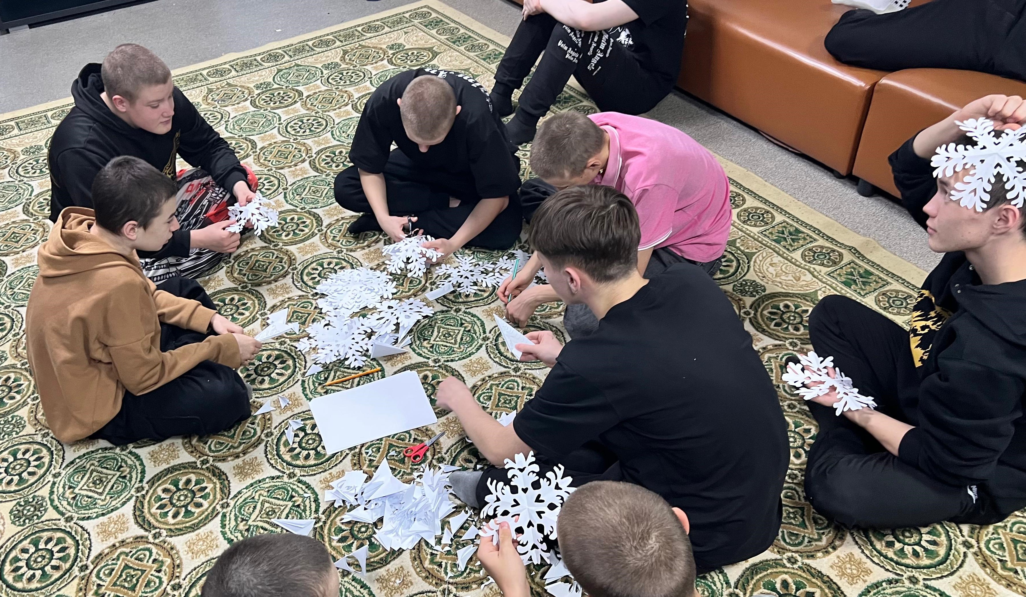 Воспитанники проекта «Ступени» проявили творческий подход в создании новогодних декораций