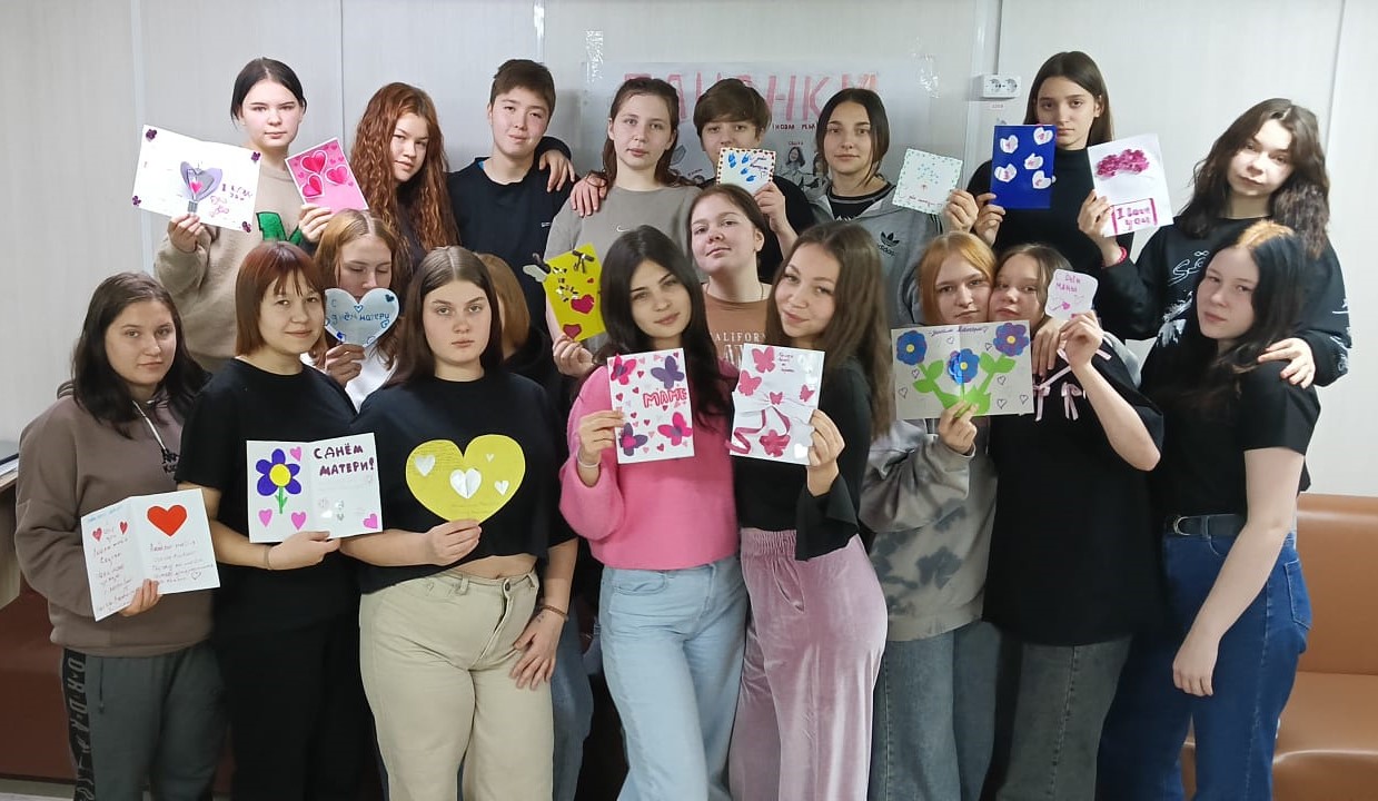 Рукотворные открытки ко Дню матери – от юных участников проекта «Ступени»