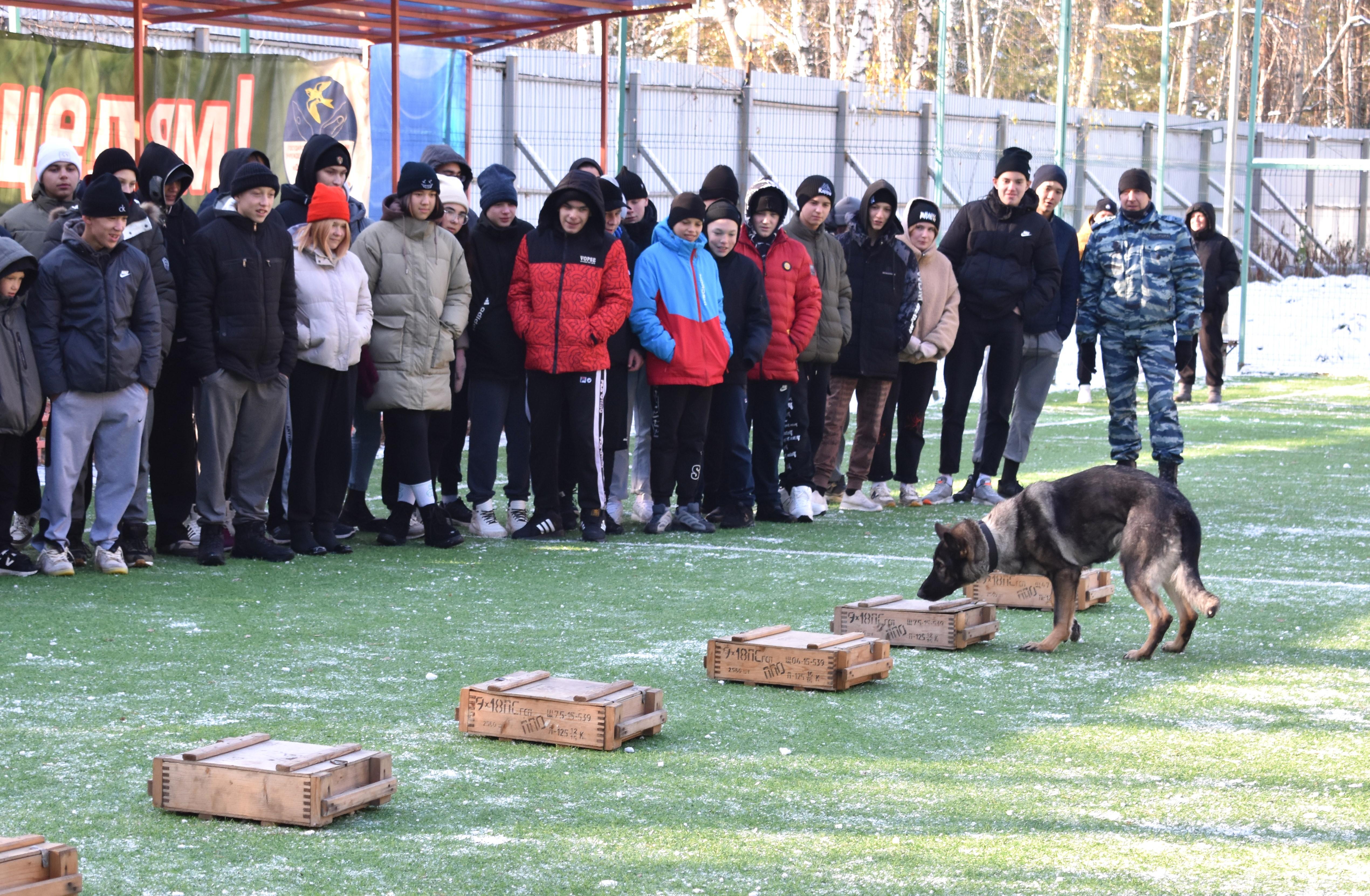 Полицейские-кинологи в гостях у воспитанников проекта «Ступени»