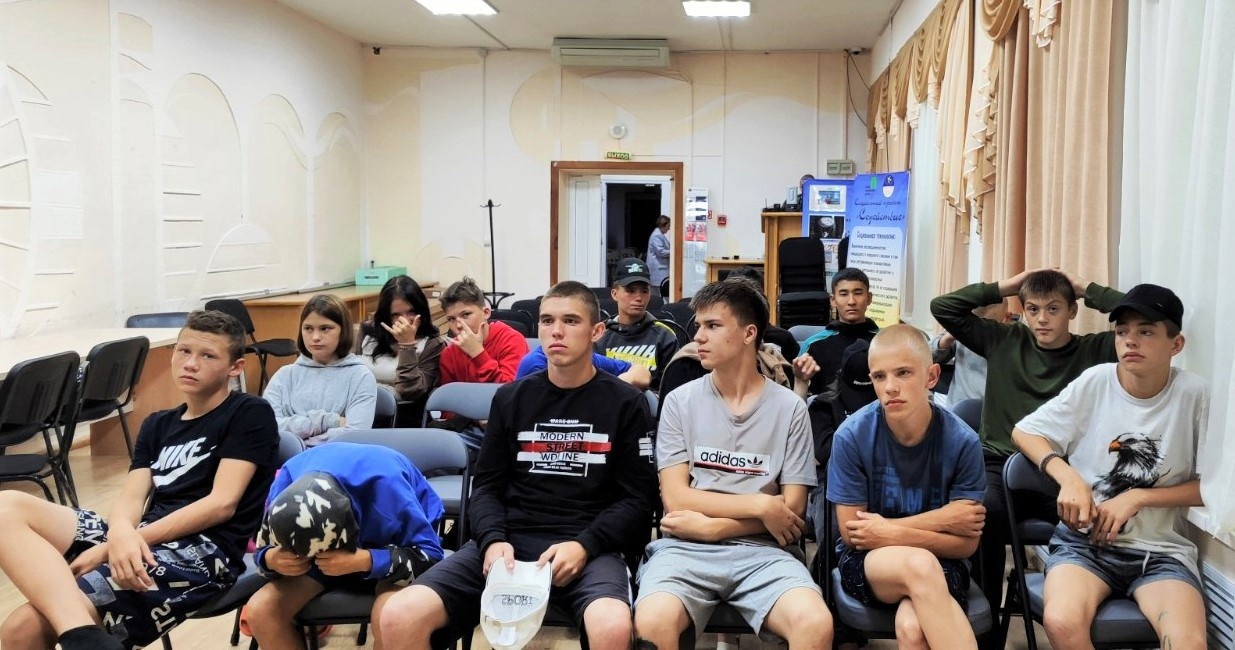 «В службе – честь!»: молодые люди изучали, кто и зачем в нашей стране носит погоны
