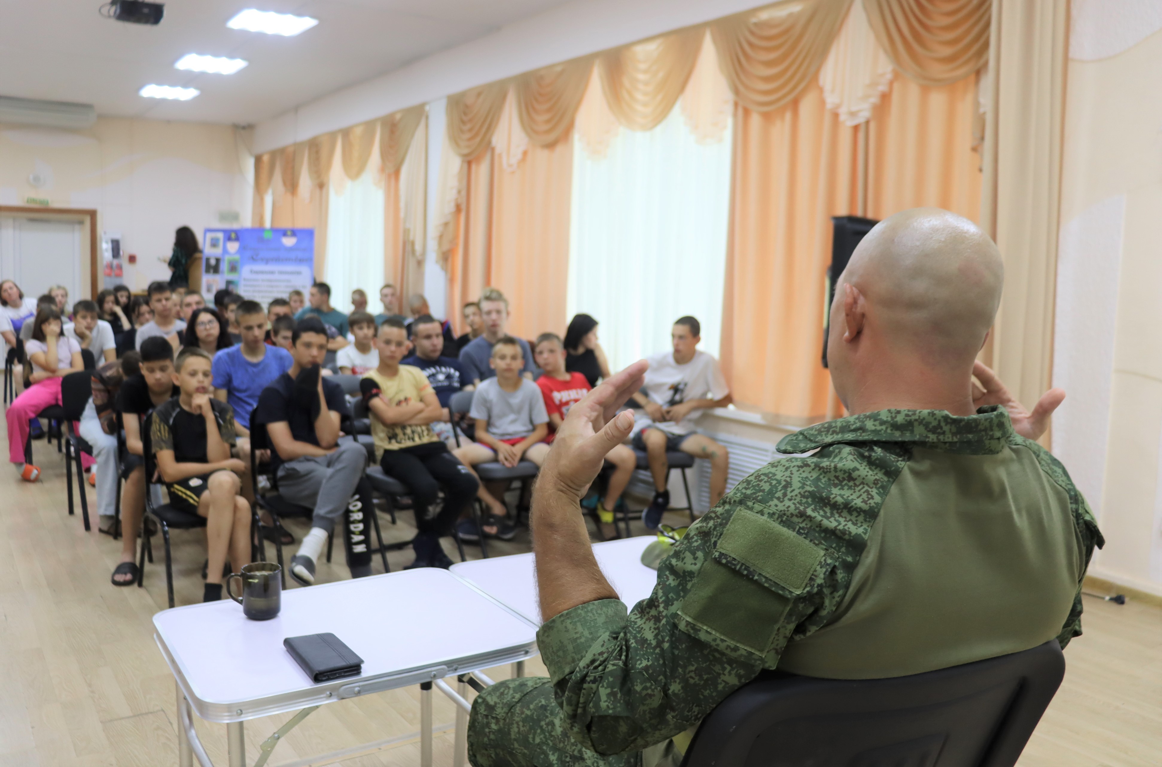 Воспитанники оздоровительного лагеря «ОЦПР» встретились с командиром подразделения, выполняющего задачи в зоне специальной военной операции