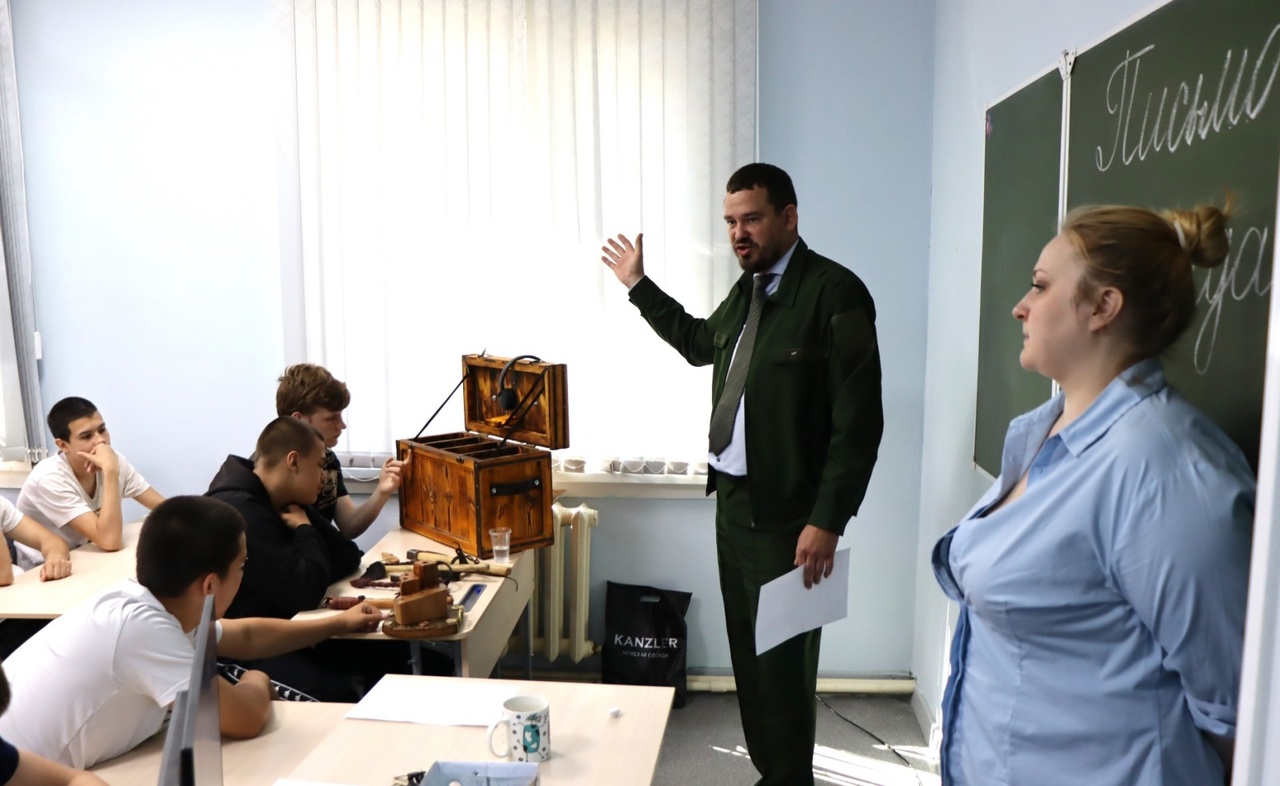 Участники проекта «Ступени» оформили письма бойцам СВО
