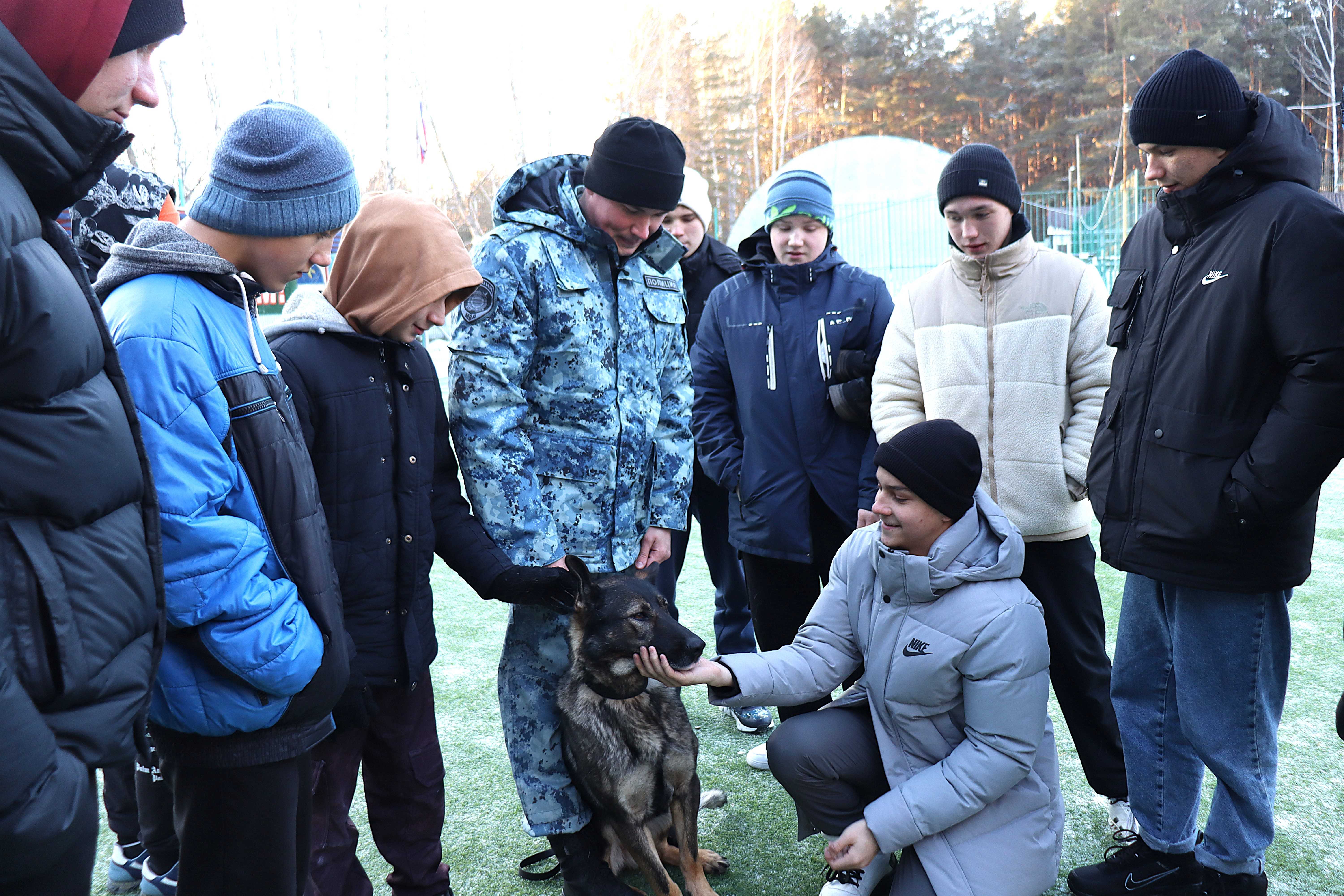 Юные участники реабилитационного проекта «Ступени» познакомились с «четырехлапыми полицейскими»
