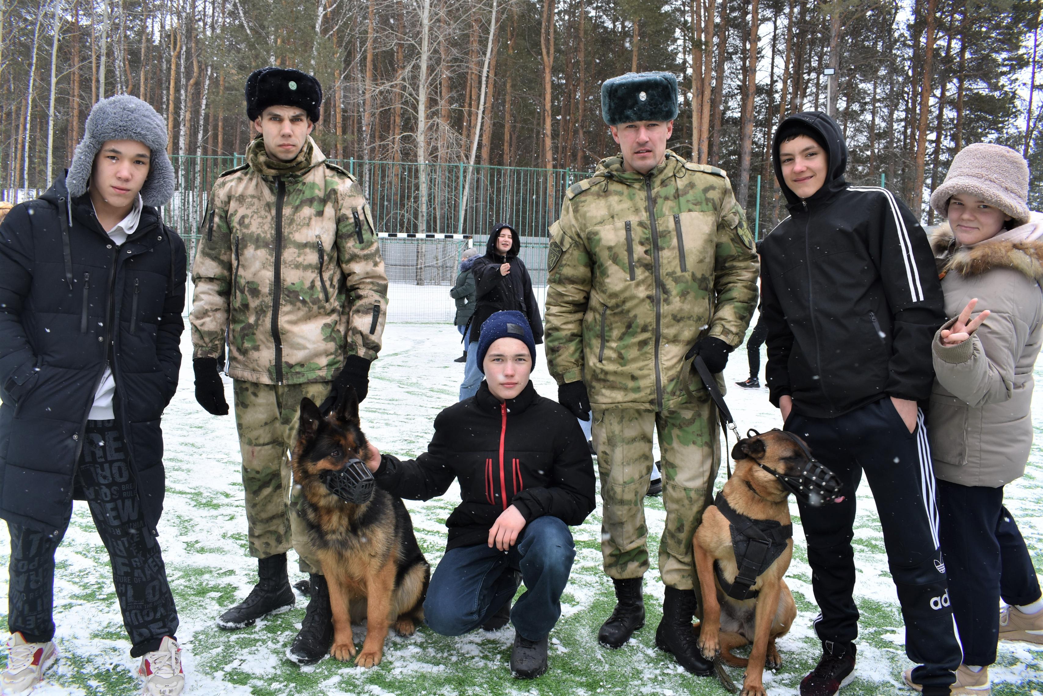 Подростки, проходящие курс реабилитации в рамках программы «Ступени», познакомились со службой росгвардейцев